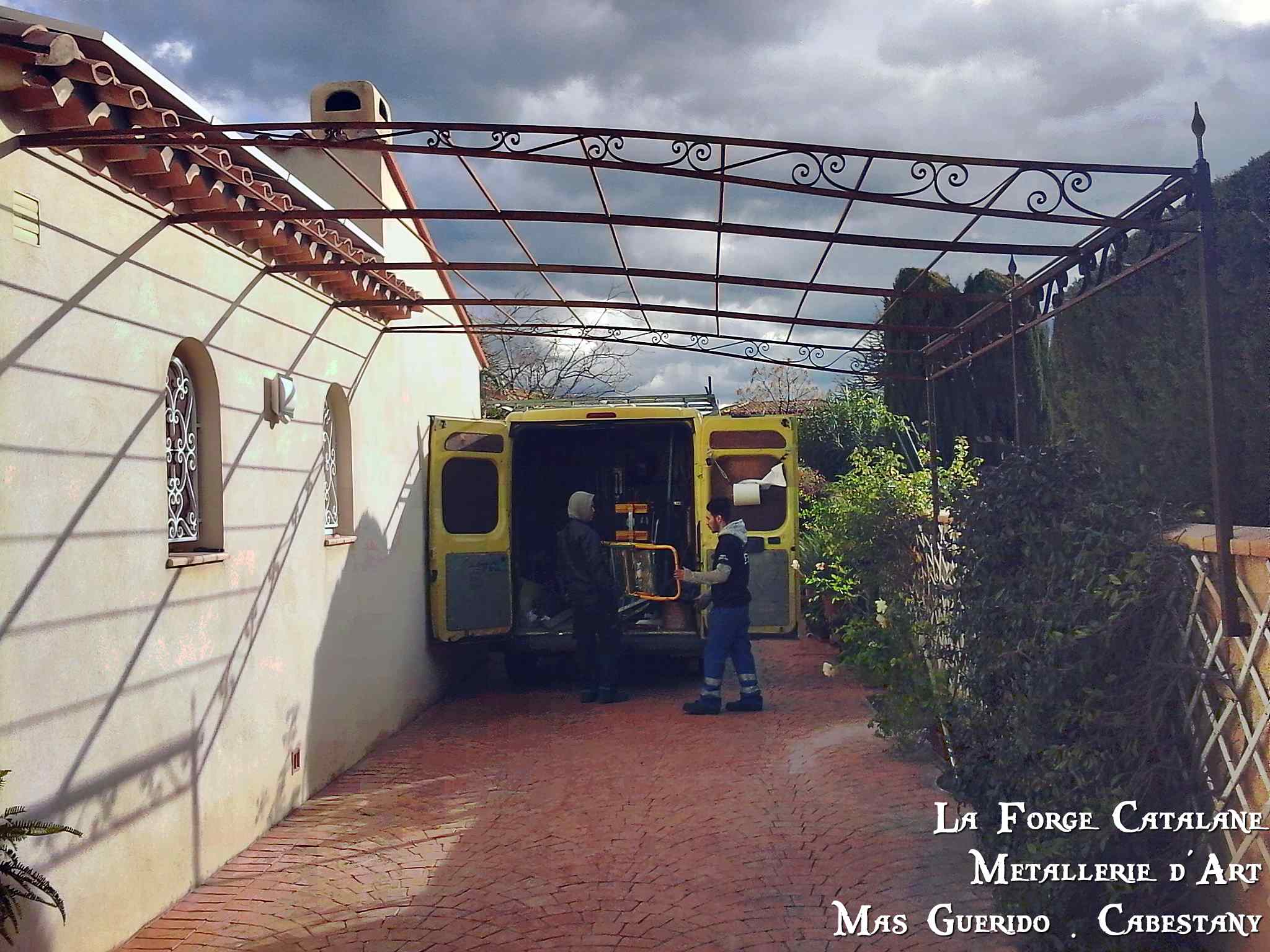 pergola frise volutes forge catalane.jpg